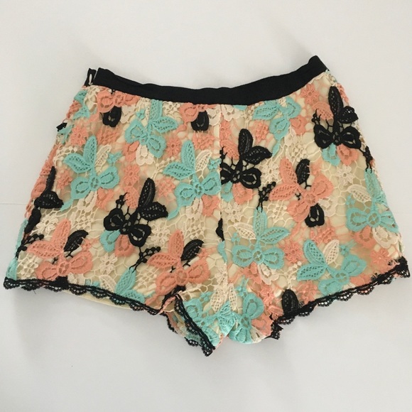 Endless Rose Crochet Shorts - Picture 3 of 4